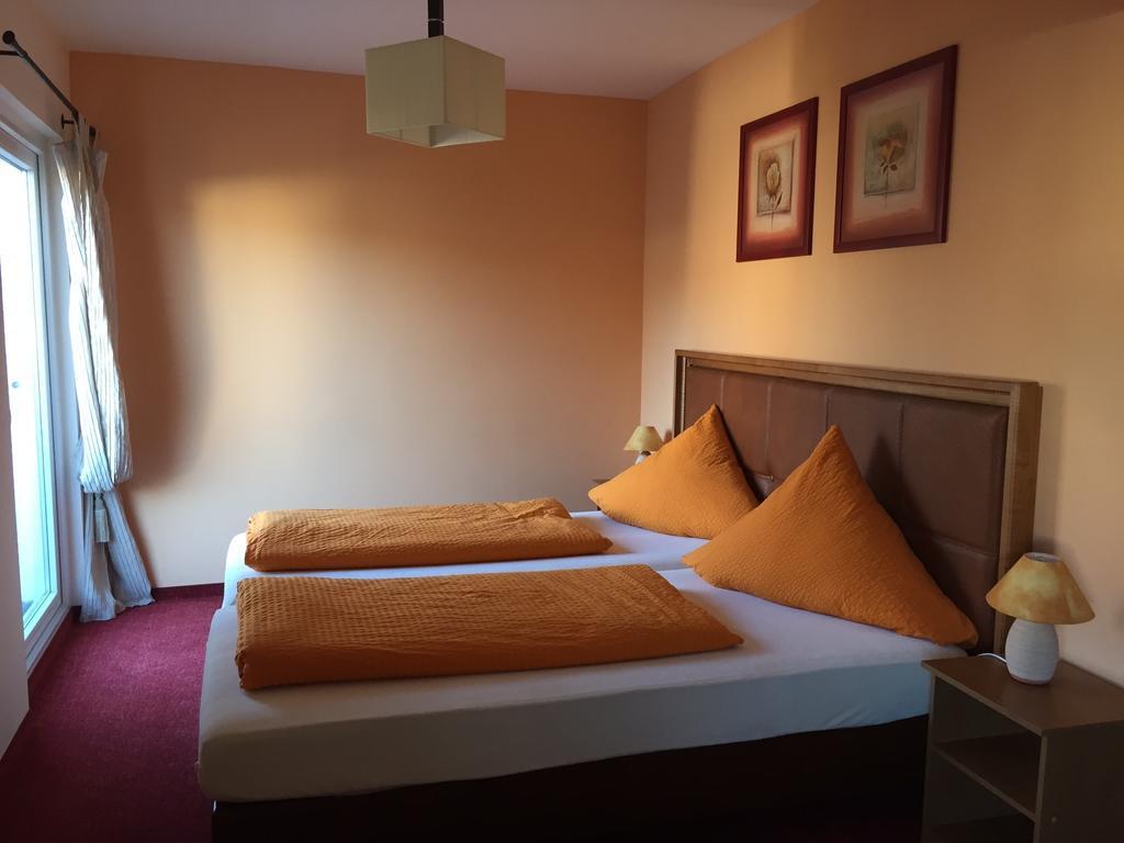 Haus Der Gastlichkeit Hotell Ratingen Rum bild