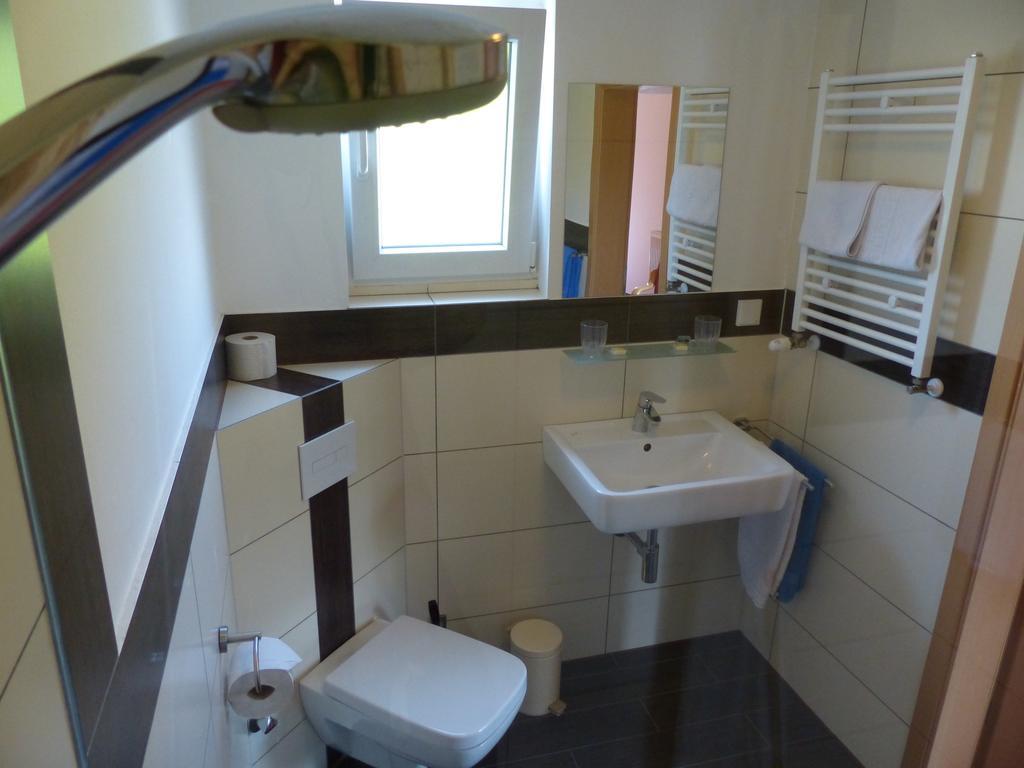 Haus Der Gastlichkeit Hotell Ratingen Exteriör bild